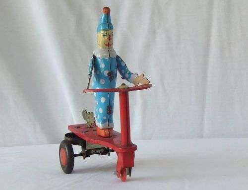 A TOTALLY COOL VINTAGE TIN PLATE CLOCKWORK SCOOTER CLOWN IN WORKING CONDITION !! WOW !!