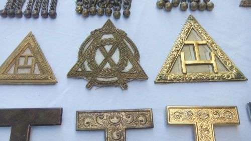INCREDIBLE FIND !! OVER 3KG OF OLD FREEMASONRY SYMBOLS / ATTIRE ! MUST SEE !! BID FOR THE COLLECTION