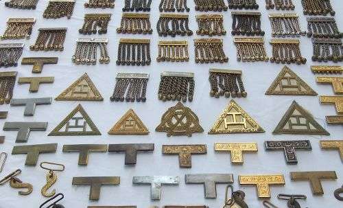 INCREDIBLE FIND !! OVER 3KG OF OLD FREEMASONRY SYMBOLS / ATTIRE ! MUST SEE !! BID FOR THE COLLECTION