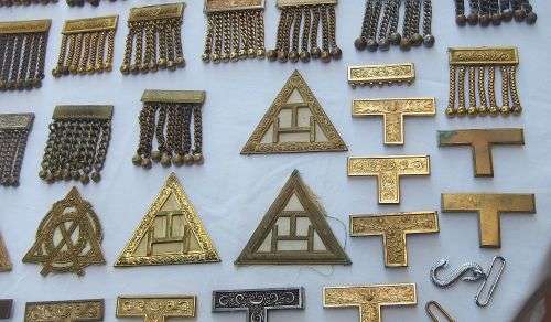 INCREDIBLE FIND !! OVER 3KG OF OLD FREEMASONRY SYMBOLS / ATTIRE ! MUST SEE !! BID FOR THE COLLECTION