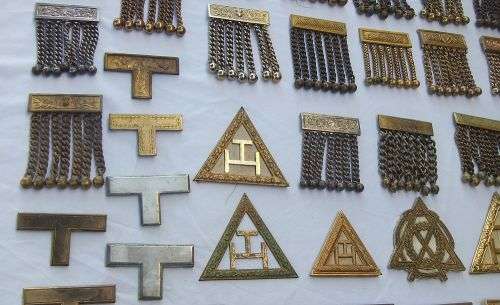 INCREDIBLE FIND !! OVER 3KG OF OLD FREEMASONRY SYMBOLS / ATTIRE ! MUST SEE !! BID FOR THE COLLECTION