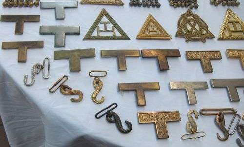 INCREDIBLE FIND !! OVER 3KG OF OLD FREEMASONRY SYMBOLS / ATTIRE ! MUST SEE !! BID FOR THE COLLECTION