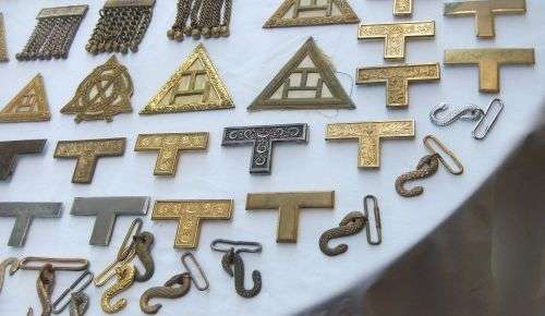 INCREDIBLE FIND !! OVER 3KG OF OLD FREEMASONRY SYMBOLS / ATTIRE ! MUST SEE !! BID FOR THE COLLECTION