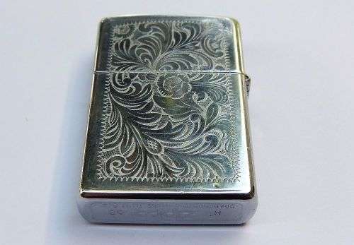 AN ORIGINAL ZIPPO WITH CARTOUCHE FOR A DEDICATION ( ENGRAVING ) - SPARKING AND WORKING !!