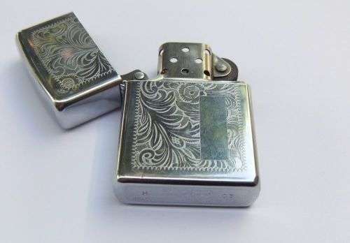 AN ORIGINAL ZIPPO WITH CARTOUCHE FOR A DEDICATION ( ENGRAVING ) - SPARKING AND WORKING !!