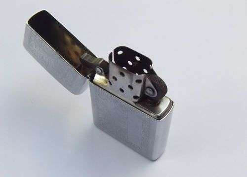 AN ORIGINAL ZIPPO WITH CARTOUCHE FOR A DEDICATION ( ENGRAVING ) - SPARKING AND WORKING !!