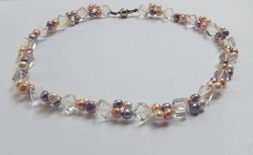 A GORGEOUS GENUINE FRESH WATER PEARL & GLASS CUBE NECKLACE WITH STERLING SILVER BALL CLASP