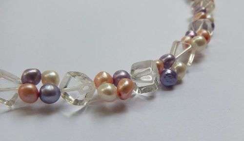 A GORGEOUS GENUINE FRESH WATER PEARL & GLASS CUBE NECKLACE WITH STERLING SILVER BALL CLASP
