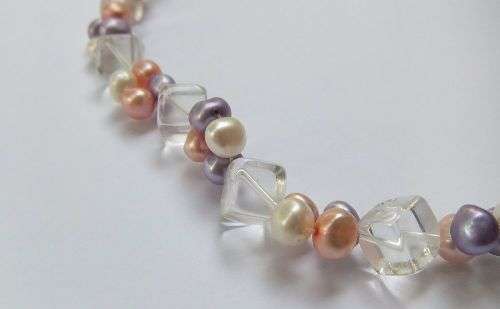A GORGEOUS GENUINE FRESH WATER PEARL & GLASS CUBE NECKLACE WITH STERLING SILVER BALL CLASP