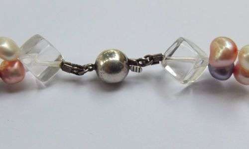 A GORGEOUS GENUINE FRESH WATER PEARL & GLASS CUBE NECKLACE WITH STERLING SILVER BALL CLASP