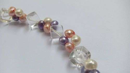 A GORGEOUS GENUINE FRESH WATER PEARL & GLASS CUBE NECKLACE WITH STERLING SILVER BALL CLASP