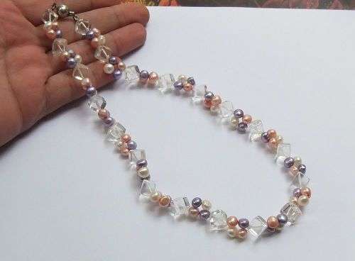 A GORGEOUS GENUINE FRESH WATER PEARL & GLASS CUBE NECKLACE WITH STERLING SILVER BALL CLASP