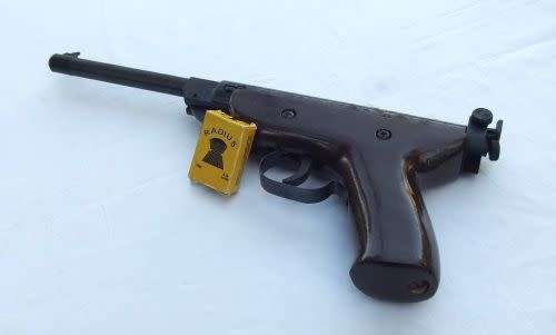 AN AWESOME POWERFUL VINTAGE SPRING LOADED PELLET GUN !! WITH PELLETS !! WORKS 100%