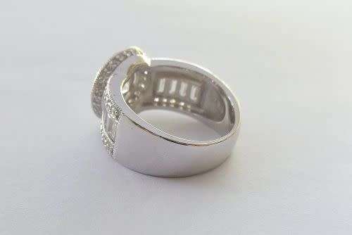 AN EXQUISITE STERLING SILVER DESIGER RING SET WITH FACETED STONES OF VARIOUS CUTS ! SUPERB CONDITION