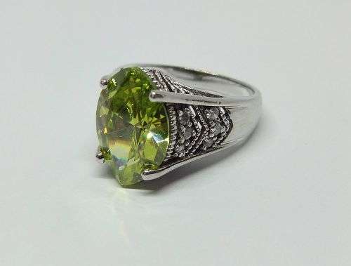 A SUPERB DESIGNER STAMPED STERLING SILVER RING SET WITH A FACETED GREEN STONE - FREE SHIPPING