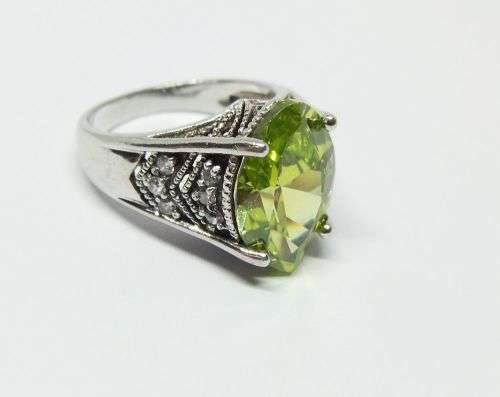 A SUPERB DESIGNER STAMPED STERLING SILVER RING SET WITH A FACETED GREEN STONE - FREE SHIPPING