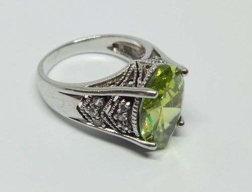 A SUPERB DESIGNER STAMPED STERLING SILVER RING SET WITH A FACETED GREEN STONE - FREE SHIPPING