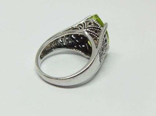 A SUPERB DESIGNER STAMPED STERLING SILVER RING SET WITH A FACETED GREEN STONE - FREE SHIPPING