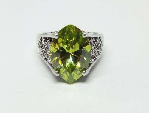 A SUPERB DESIGNER STAMPED STERLING SILVER RING SET WITH A FACETED GREEN STONE - FREE SHIPPING