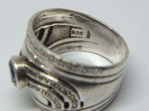 A BOLD & BEAUTIFUL SOLID STERLING SILVER RING SET WITH A FACETED BLUE STONE - FREE SHIPPING