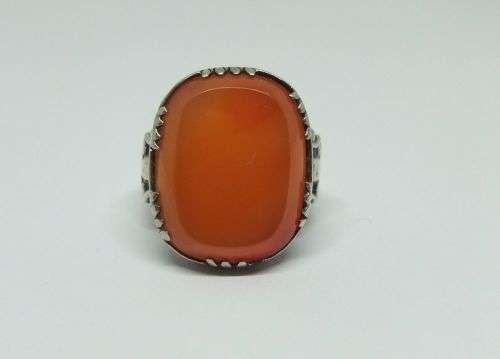 A STUNING VINTAGE STERLING SILVER RING SET WITH GENUINE CARNELIAN STONE