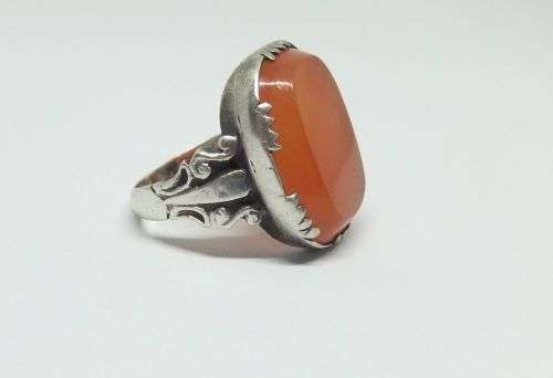 A STUNING VINTAGE STERLING SILVER RING SET WITH GENUINE CARNELIAN STONE