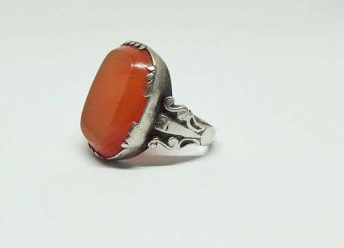 A STUNING VINTAGE STERLING SILVER RING SET WITH GENUINE CARNELIAN STONE