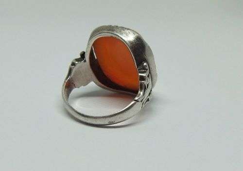 A STUNING VINTAGE STERLING SILVER RING SET WITH GENUINE CARNELIAN STONE