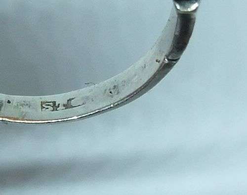 A STUNING VINTAGE STERLING SILVER RING SET WITH GENUINE CARNELIAN STONE