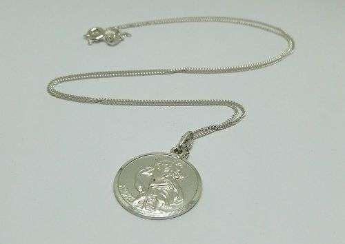 A BEAUTIFULLY DETAILED STERLING SILVER ST CHRISTOPHER PENDANT PLUS A STERLING SILVER NECKLACE !! WOW
