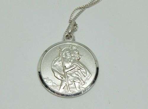 A BEAUTIFULLY DETAILED STERLING SILVER ST CHRISTOPHER PENDANT PLUS A STERLING SILVER NECKLACE !! WOW
