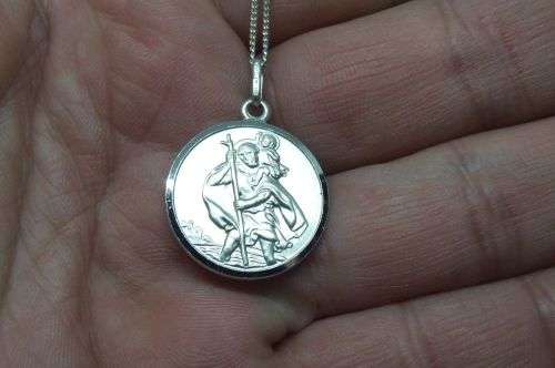 A BEAUTIFULLY DETAILED STERLING SILVER ST CHRISTOPHER PENDANT PLUS A STERLING SILVER NECKLACE !! WOW