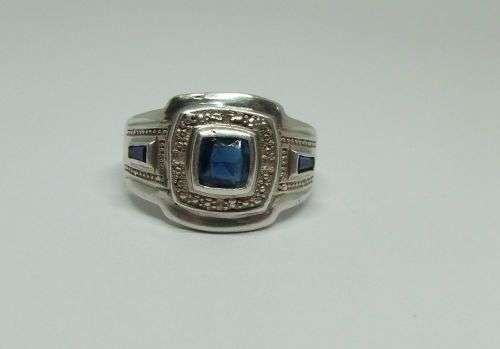 R1 START !! A stylish solid Sterling Silver ring set with faceted blue stone !! FREE COMBINING !!