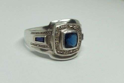 R1 START !! A stylish solid Sterling Silver ring set with faceted blue stone !! FREE COMBINING !!
