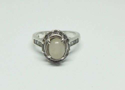 R1 START !! A solid Sterling Silver ring set with a white cabochon stone and faceted stones !! LOOK