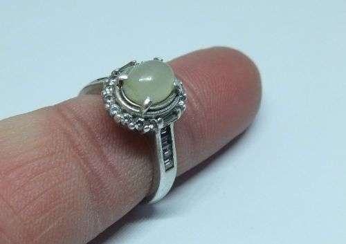R1 START !! A solid Sterling Silver ring set with a white cabochon stone and faceted stones !! LOOK