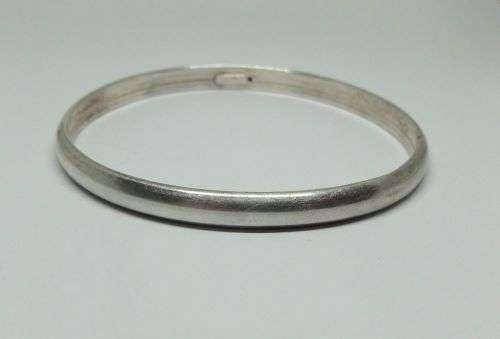 R1 START !! An Italian made Sterling Silver bangle in great condition !! FREE COMBINING !!