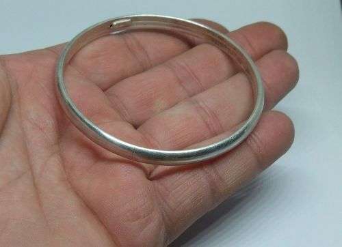 R1 START !! An Italian made Sterling Silver bangle in great condition !! FREE COMBINING !!