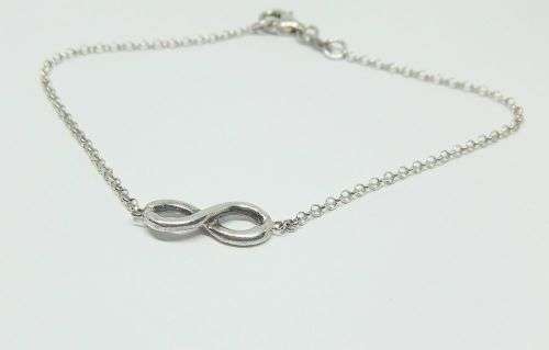 R1 START !! A PETITE STERLING SILVER BRACELET WITH AN ETERNITY SYMBOL FEATURE !! WOW !!