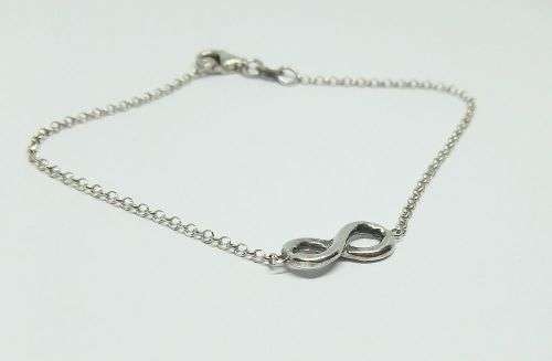 R1 START !! A PETITE STERLING SILVER BRACELET WITH AN ETERNITY SYMBOL FEATURE !! WOW !!