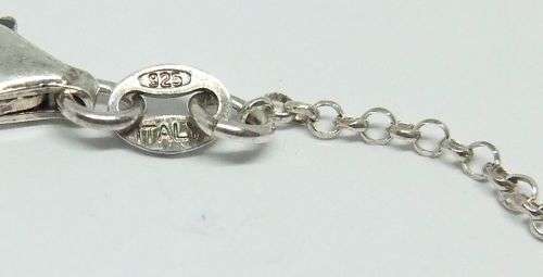 R1 START !! A PETITE STERLING SILVER BRACELET WITH AN ETERNITY SYMBOL FEATURE !! WOW !!