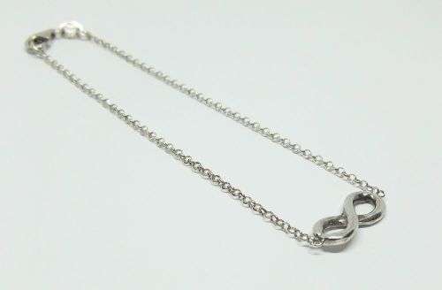 R1 START !! A PETITE STERLING SILVER BRACELET WITH AN ETERNITY SYMBOL FEATURE !! WOW !!