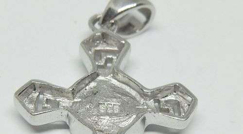 R1 START !! A STUNNING SOLID STERLING SILVER CROSS PENDANT - FIRE OPAL LOOK INSET !! MUST HAVE !!