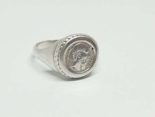 R1 START !! A COOL VINTAGE LOOK SOLID STERLING SILVER `COIN` RING !! FREE COMBINING !!