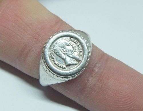 R1 START !! A COOL VINTAGE LOOK SOLID STERLING SILVER `COIN` RING !! FREE COMBINING !!