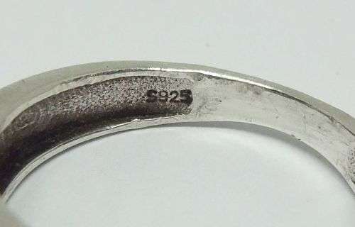 R1 START !! A CLASSY SOLID STERLING SILVER WEDDING RING SET WITH 7 FACETED STONES !! GOOD QUALITY !!