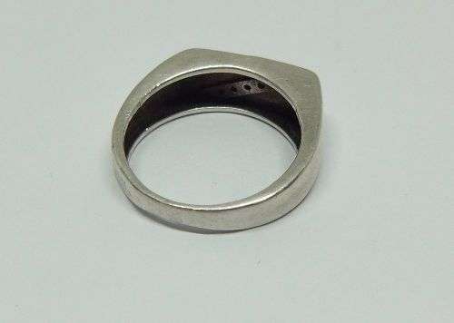 R1 START !! A CLASSY SOLID STERLING SILVER WEDDING RING SET WITH 7 FACETED STONES !! GOOD QUALITY !!