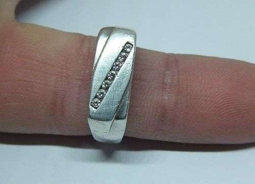 R1 START !! A CLASSY SOLID STERLING SILVER WEDDING RING SET WITH 7 FACETED STONES !! GOOD QUALITY !!