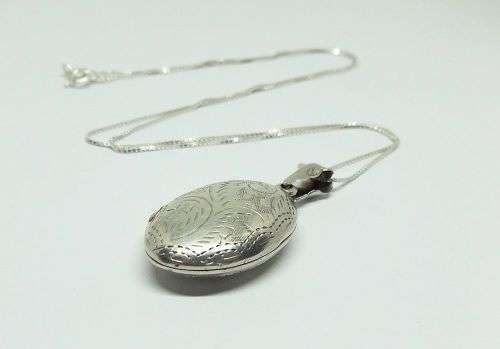 R1 START !! A MARVELOUS ENGRAVED STERLING SILVER LOCKET WITH A STERLING SILVER NECKLACE !! WOW !!
