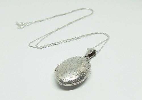 R1 START !! A MARVELOUS ENGRAVED STERLING SILVER LOCKET WITH A STERLING SILVER NECKLACE !! WOW !!